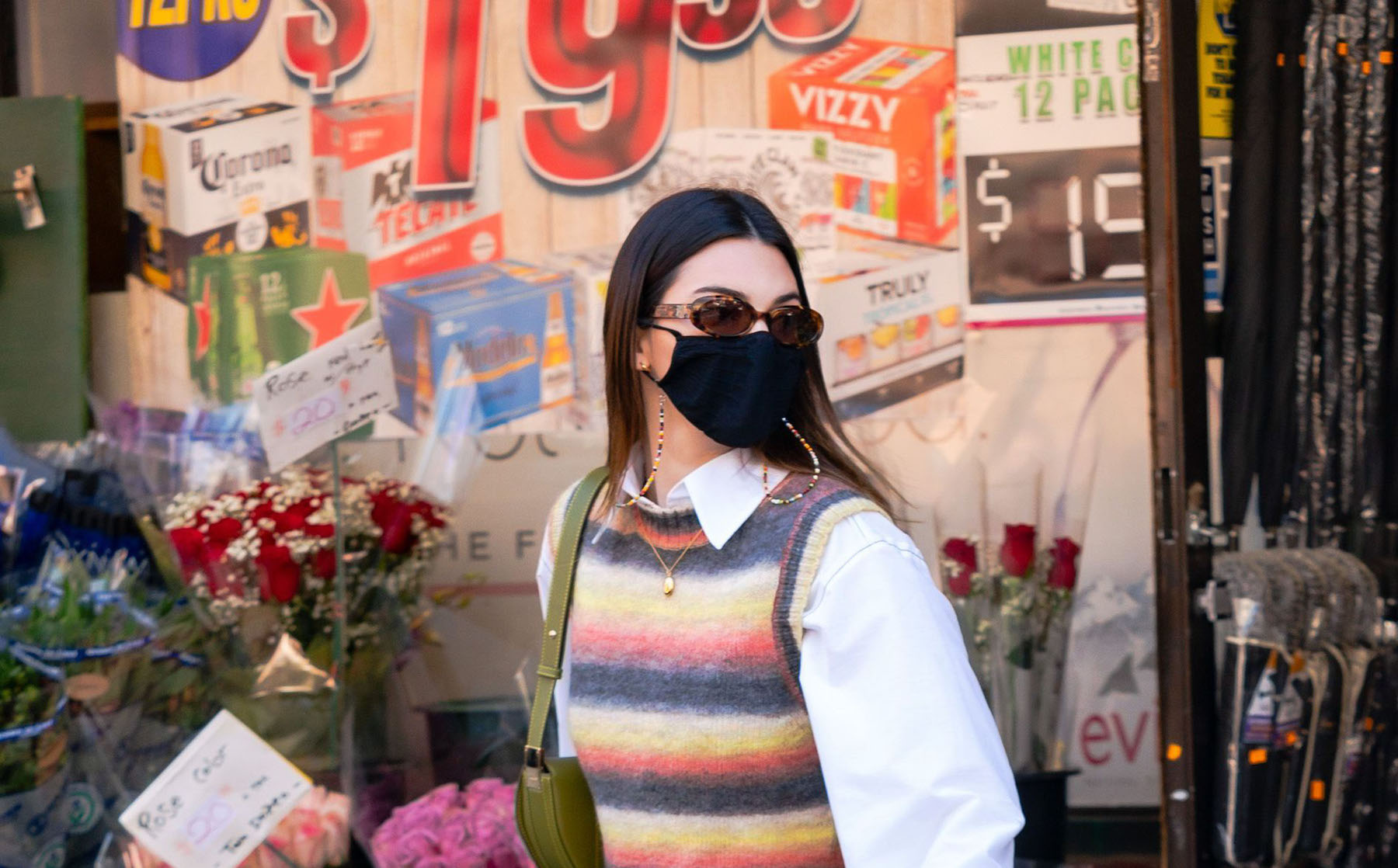 Kendall Jenner i francuskie it-girls przekonują, że tę jedną rzecz warto mieć w szafie w tym sezonie. Top modelka postawiła na model z popularnej sieciówki!