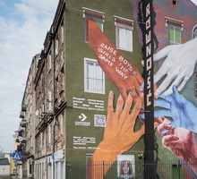 Mural autorstwa Barrakuz na warszawskiej Pradze