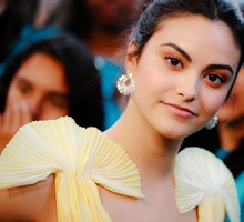 Dlaczego Camila Mendes używa dezodorantu przed pójściem spać? I (przede wszystkim) czy to bezpieczne?