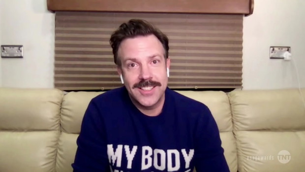 Jason Sudeikis na SAG Awards 2021 w swetrze Gucci „My body my choice”
