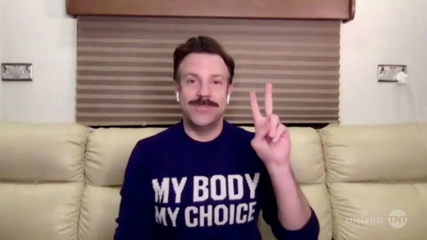 Jason Sudeikis na SAG Awards 2021 w swetrze Gucci „My body my choice”