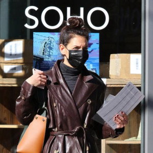 Katie Holmes postawiła na projekt polskiej marki. To najmodniejszy płaszcz na jesień 2020!