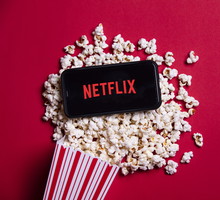 Zobacz, jak skorzystać z opcji „Odtwórz losowo” na Netflix!
