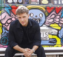 Maciej Musiał na wspólnej kolacji z gwiazdami Netflixa świętuje zakończenie prac nad nowym serialem. „To największa przygoda w moim życiu”