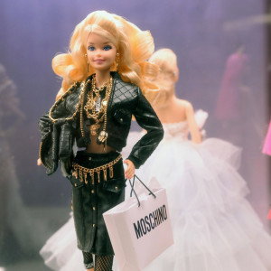 Barbie bez włosów, z bielactwem i z protezą. Nowe lalki z kolekcji Fashionistas