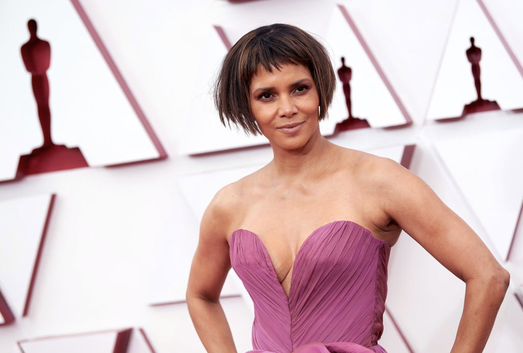 Nie możecie zapomnieć oscarowej fryzury Halle Berry? Teraz będziecie w jeszcze większym szoku!