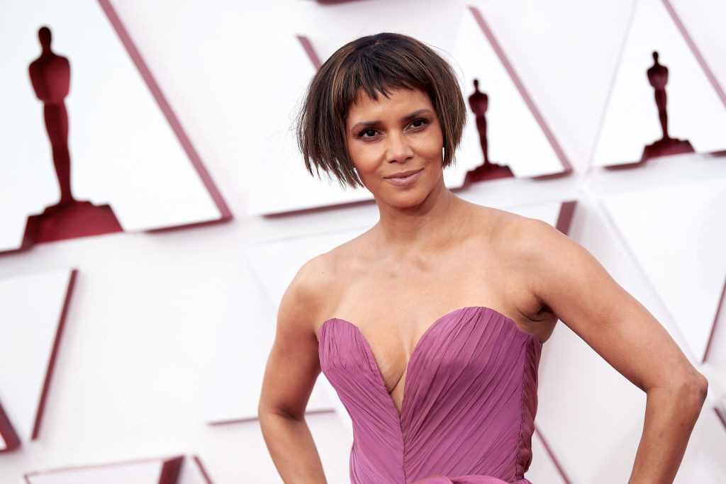 Nie możecie zapomnieć oscarowej fryzury Halle Berry? Teraz będziecie w jeszcze większym szoku!