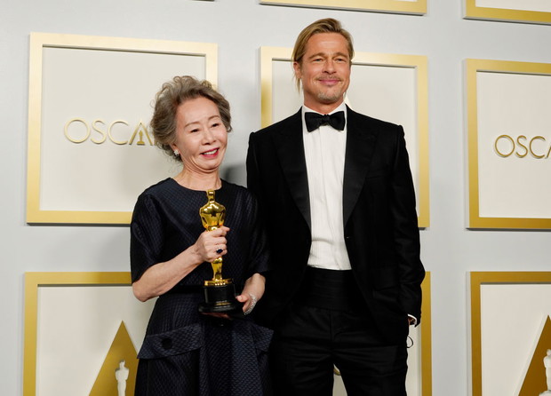 Brad Pitt i Yuh-Jung Youn na 93. ceremonii rozdania Oscarów.