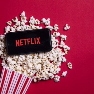 Zobacz, jak skorzystać z opcji „Odtwórz losowo” na Netflix!