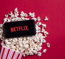 Zobacz, jak skorzystać z opcji „Odtwórz losowo” na Netflix!