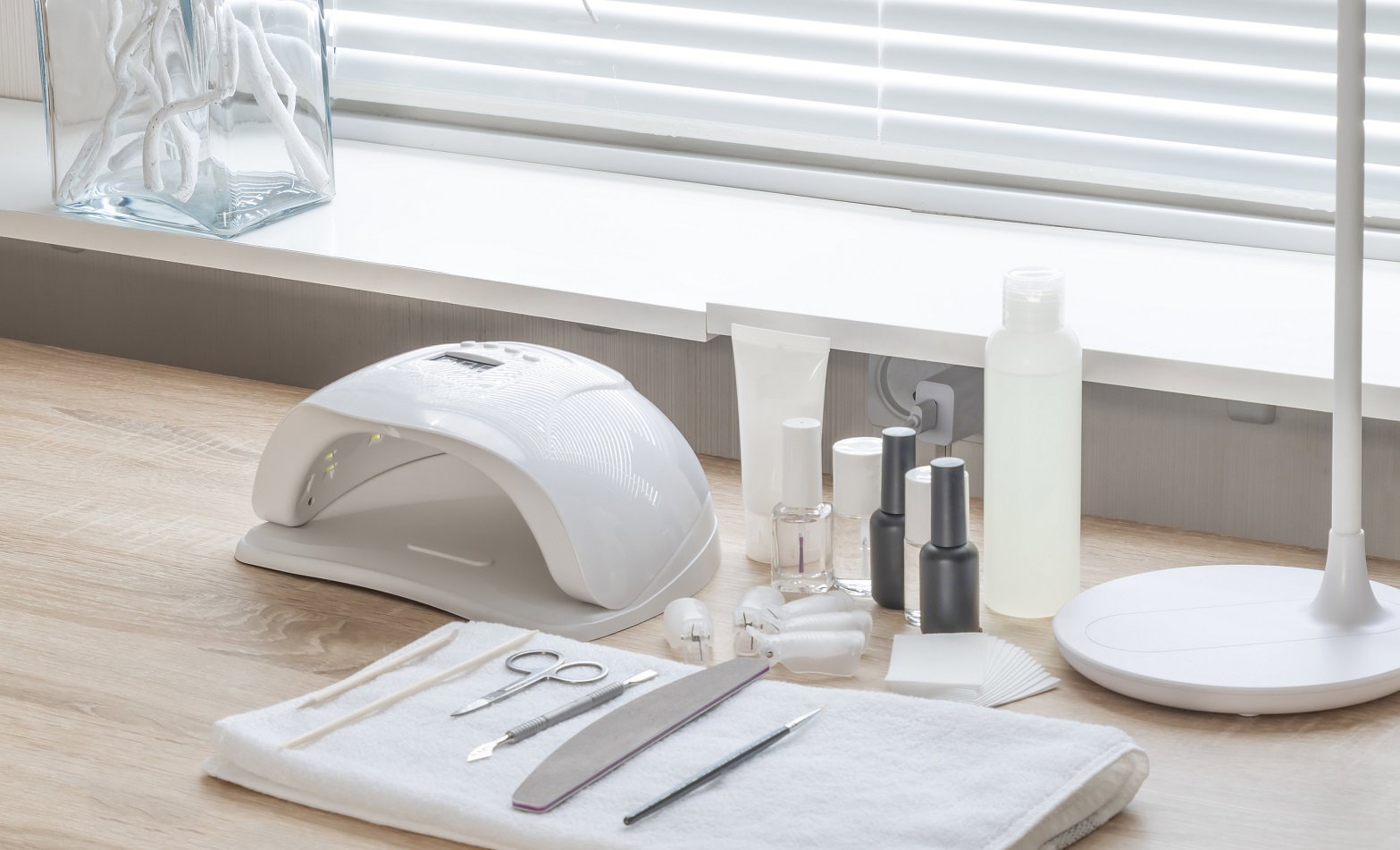 Zestaw do hybryd - jaki wyrać? Akcesoria i przybory do manicure i pedicure, które potrzebujesz na start