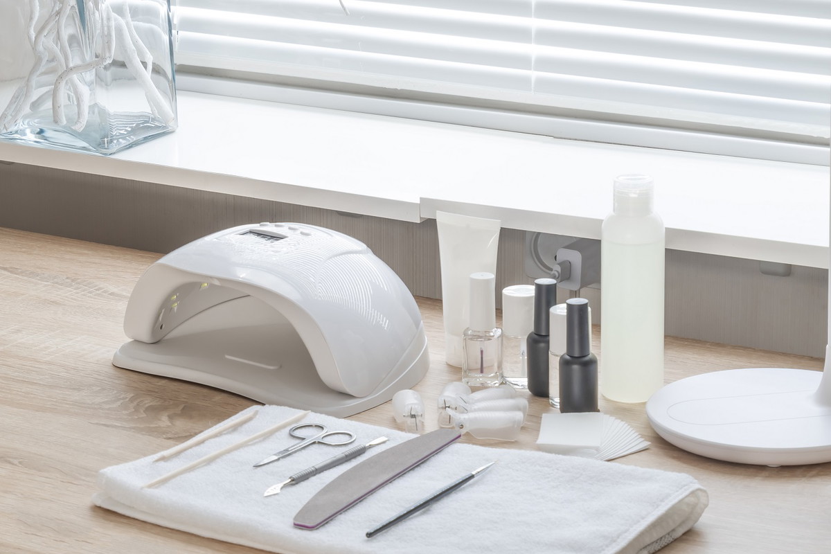 Zestaw do hybryd - jaki wyrać? Akcesoria i przybory do manicure i pedicure, które potrzebujesz na start