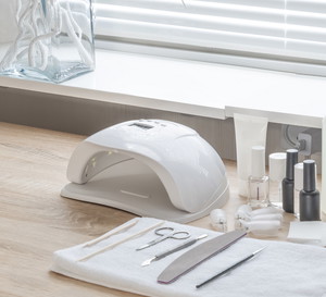 Zestaw do hybryd - jaki wyrać? Akcesoria i przybory do manicure i pedicure, które potrzebujesz na start