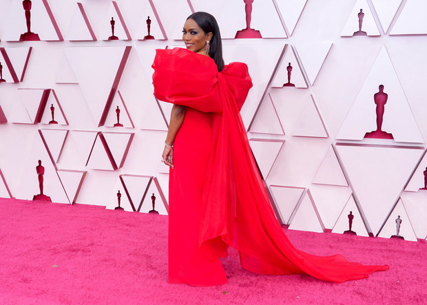 Oscary 2021 stylizacje gwiazd: Angela Basset (Alberta Ferretti)