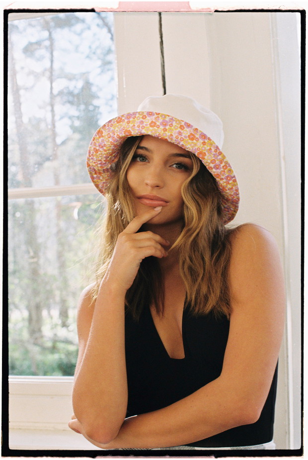 Julia Wieniawa w kampanii Stradivarius Summer Mantras na lato 2021.