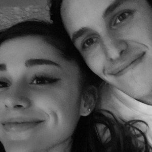 Ariana Grande zaręczyła się po kilku miesiącach związku! Artystka pokazała zdjęcie pięknego pierścionka