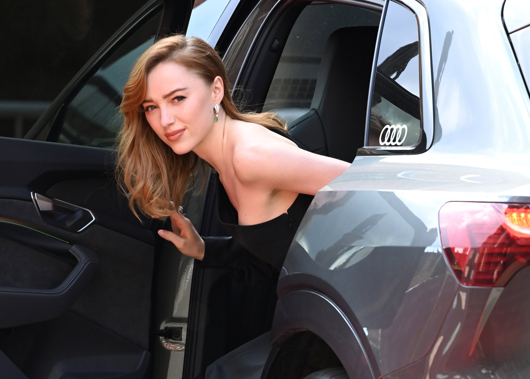Phoebe Dynevor ma nową fryzurę! Gwiazda „Bridgertonów” postanowiła na nie tylko na najmodniejsze w tym sezonie cięcie, ale i kolor
