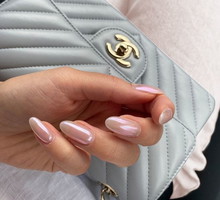 Perłowe paznokcie - modne propozycje na opalizujący manicure