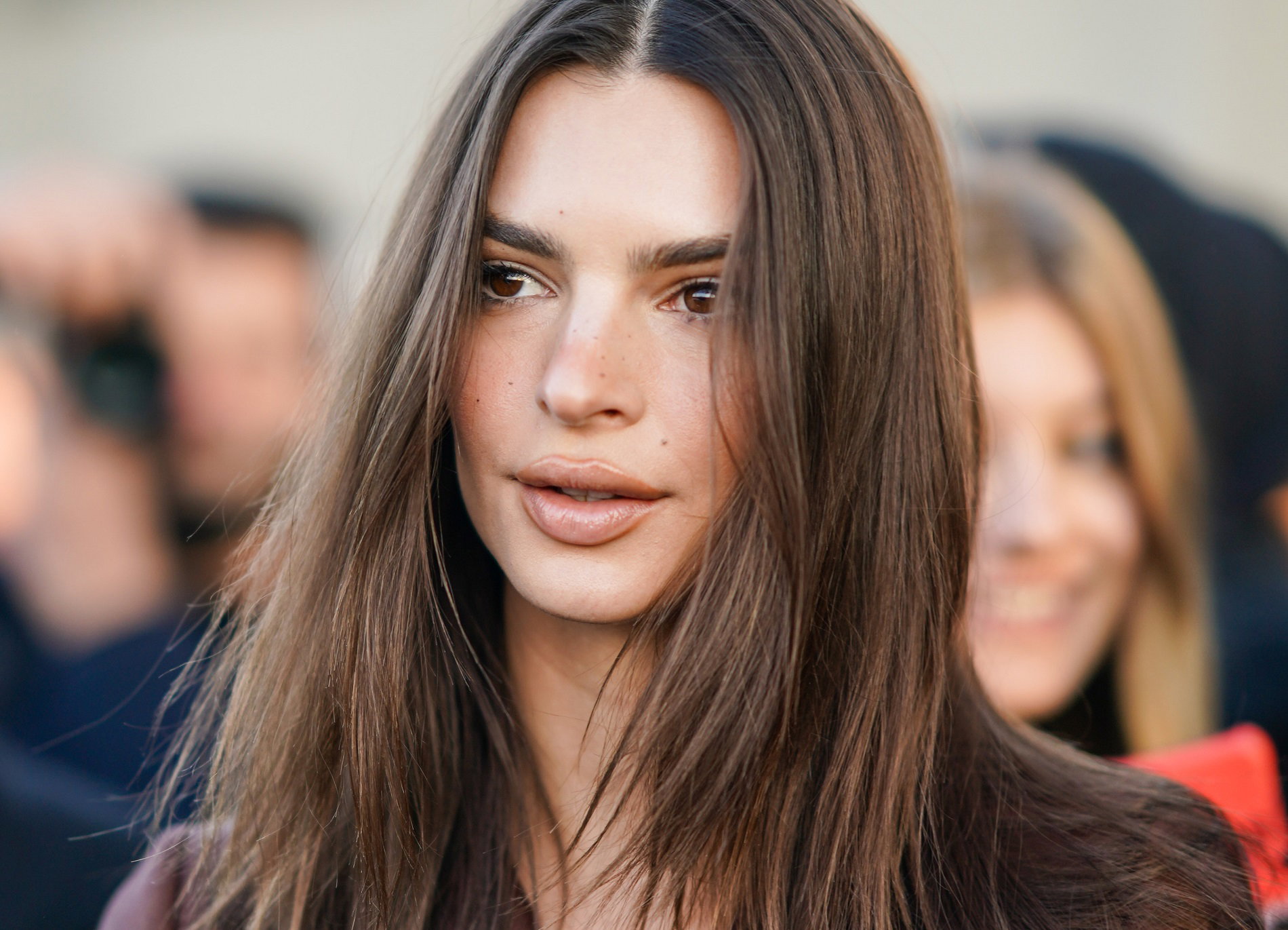 Jak Emily Ratajkowski dba o włosy?
