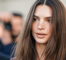 Jak Emily Ratajkowski dba o włosy?