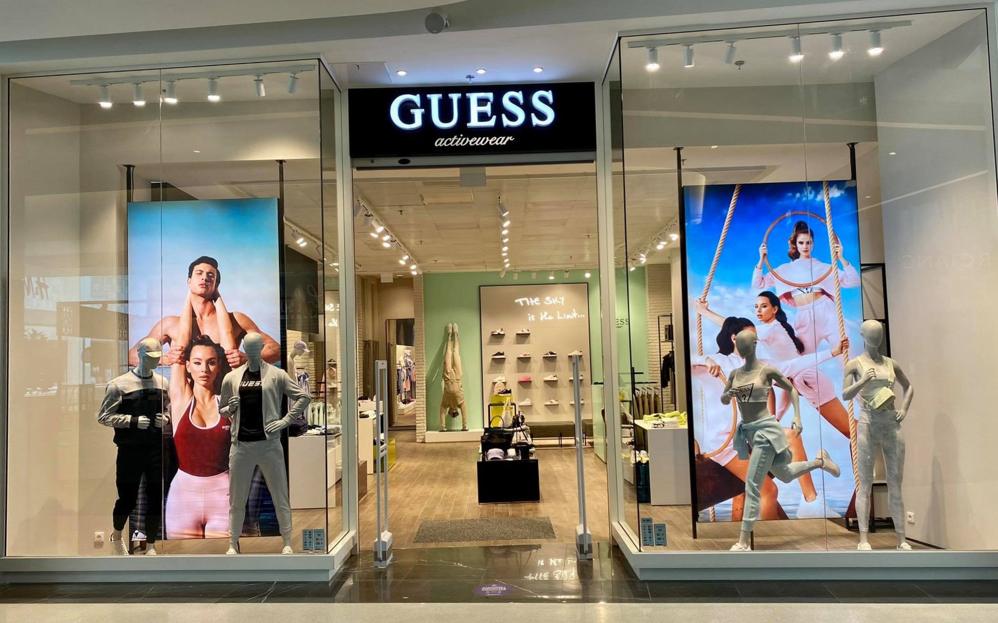 Nowy koncept GUESS Activewear pop-up rozwija się w Polsce