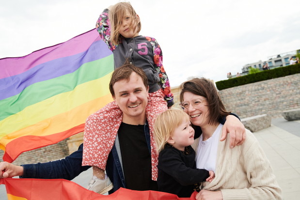 Gdzie po flagi? Zobaczcie tęczowy spot KPH na Miesiąc Dumy!