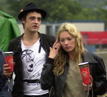 Indie sleaze powraca! Szalony styl z lat 2000. kochały Kate Moss, Sienna Miller i Blake Lively w „Plotkarze”. Pamietacie?