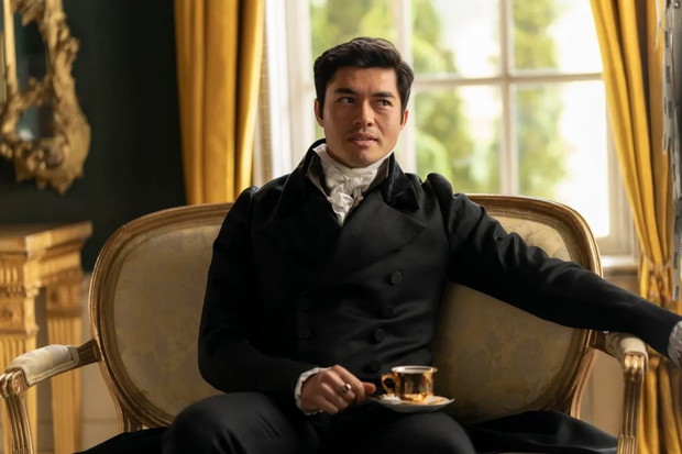 Henry Golding jako kuzyna Anne Elliot