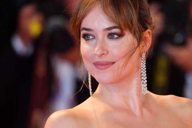 Mamy pierwsze zdjęcie z planu adaptacji „Perswazji” Jane Austen. Dakota Johnson wygląda fenomenalnie, choć nie obyło się bez kontrowersji