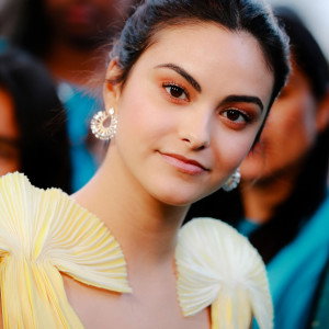 Dlaczego Camila Mendes używa dezodorantu przed pójściem spać? I (przede wszystkim) czy to bezpieczne?