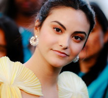 Dlaczego Camila Mendes używa dezodorantu przed pójściem spać? I (przede wszystkim) czy to bezpieczne?