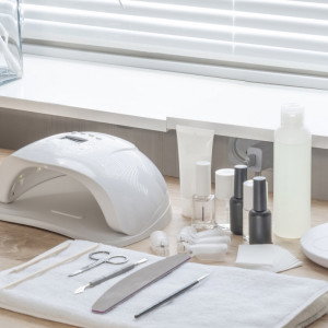 Zestaw do hybryd - jaki wyrać? Akcesoria i przybory do manicure i pedicure, które potrzebujesz na start