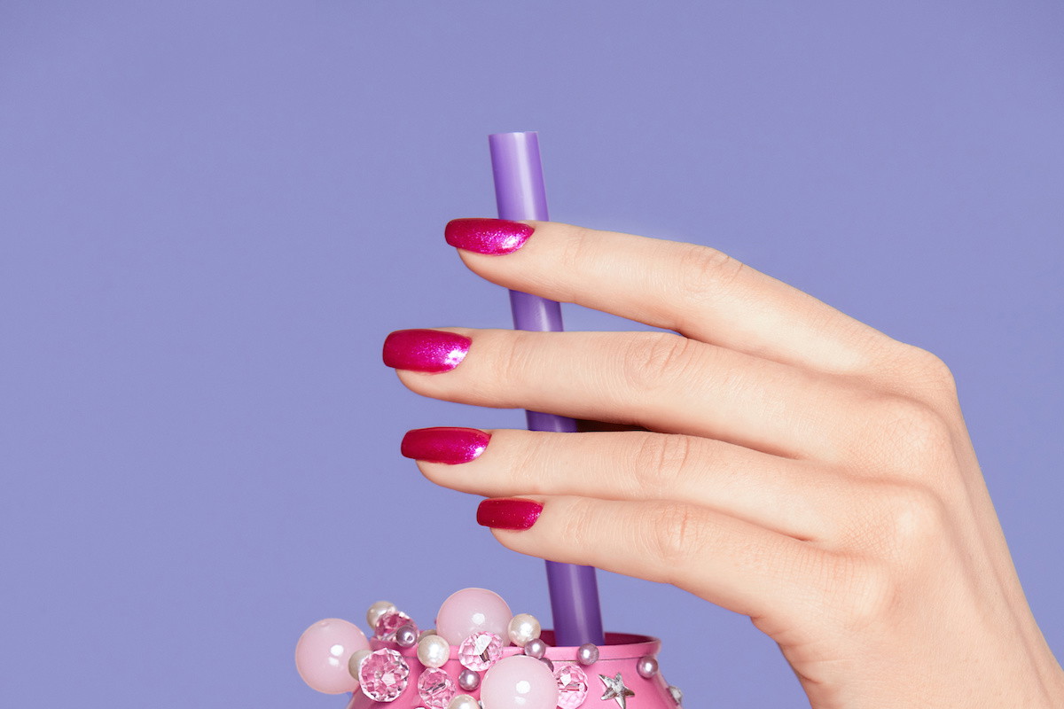 Paznokcie fuksja – inspiracje na piękny manicure