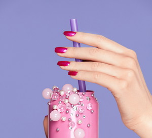 Paznokcie fuksja – inspiracje na piękny manicure