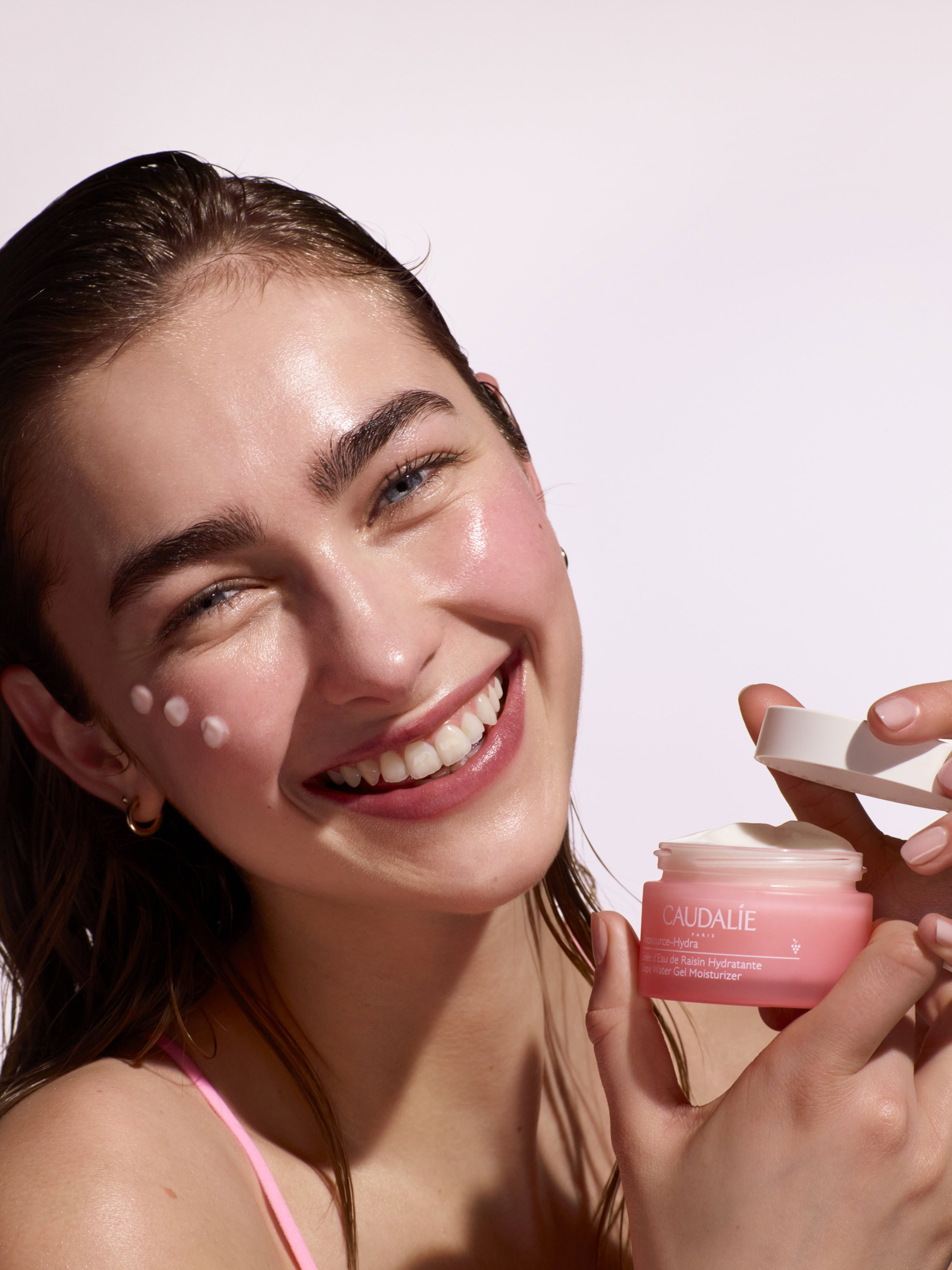 Naturalna pielęgnacja na bazie organicznej Wody Winogronowej, którą pokochały beauty influencerki. Sprawdzi się przy nawet najbardziej wrażliwej cerze!