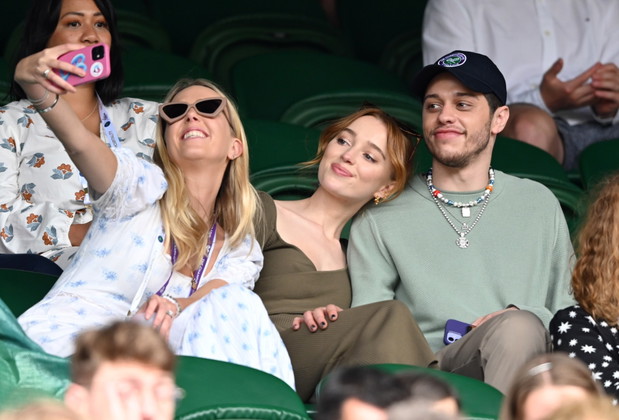 Phoebe Dynevor i Pete Davidson oficjalnie razem!