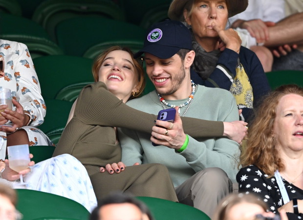 Phoebe Dynevor i Pete Davidson oficjalnie razem!