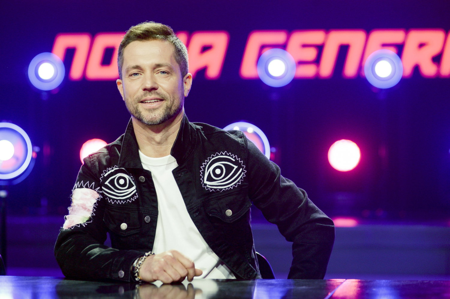 Kim jest Misha Kostrzewski?