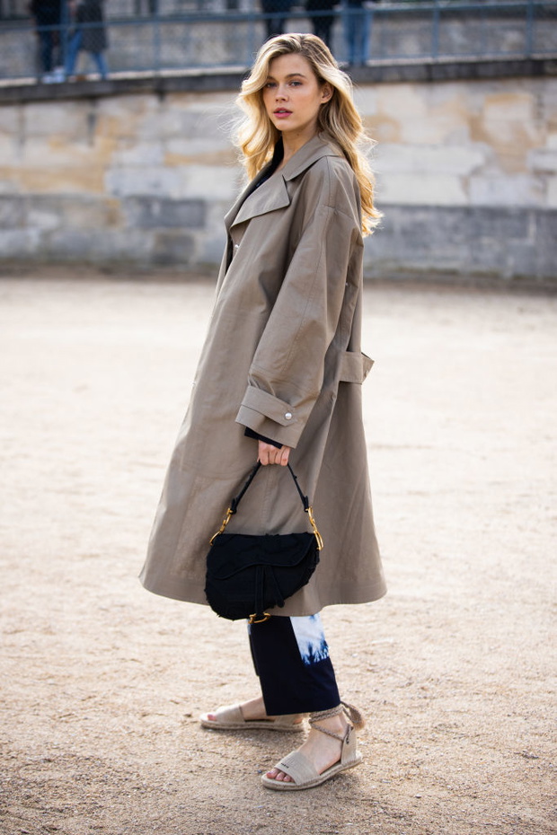 Street Style  - Paris Fashion Week - Womenswear Fall/Winter 2020/2021 : Day Two