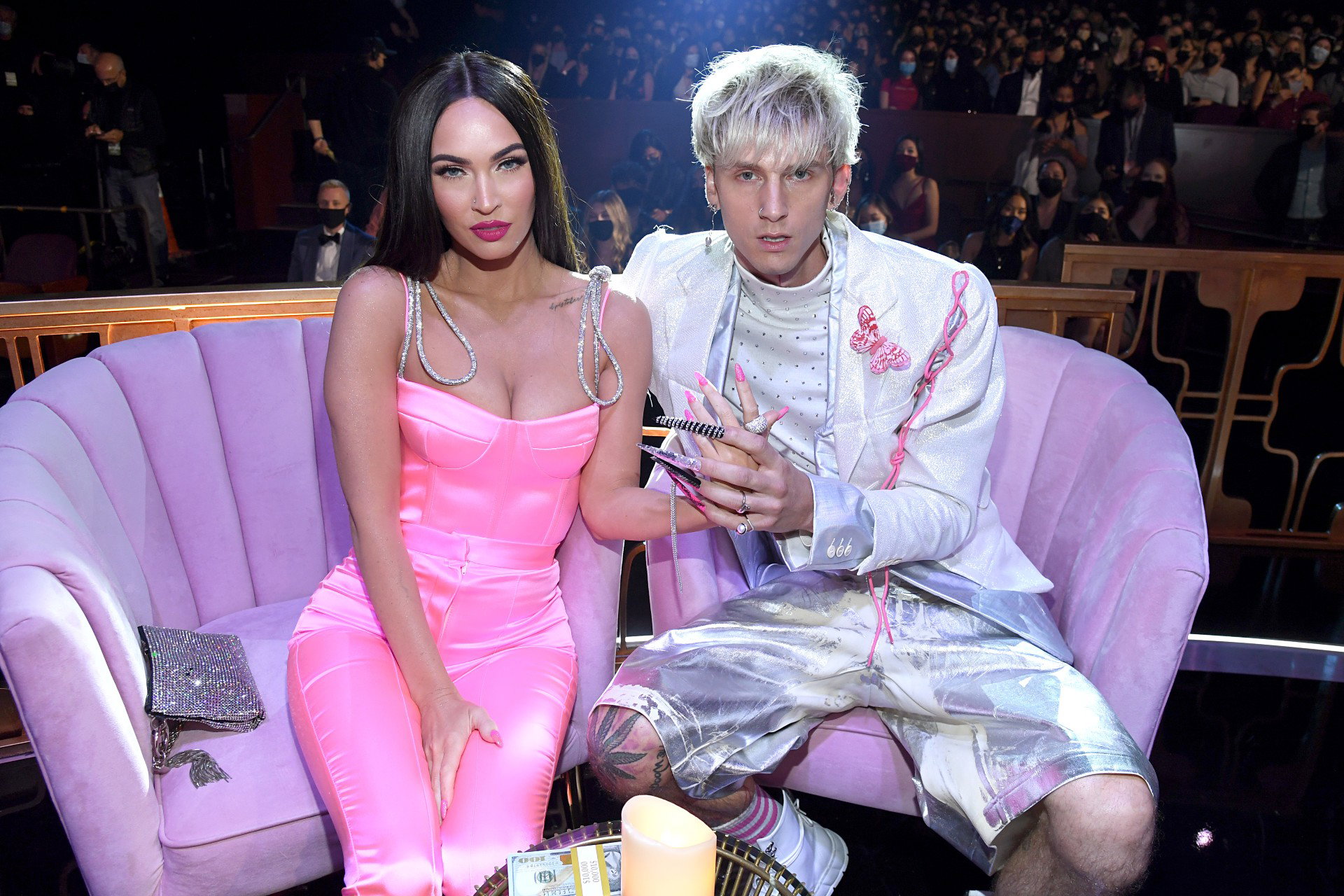 Megan Fox sprzeciwia się podwójnym standardom i broni związku z młodszym od siebie raperem!