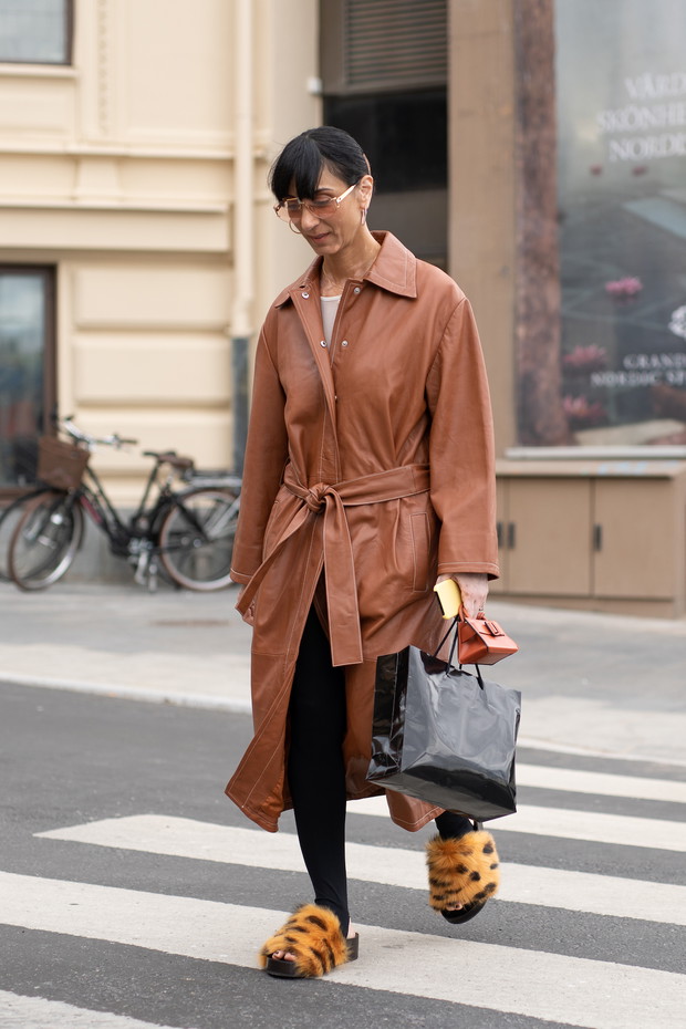 Klapki z futerkiem – street style.