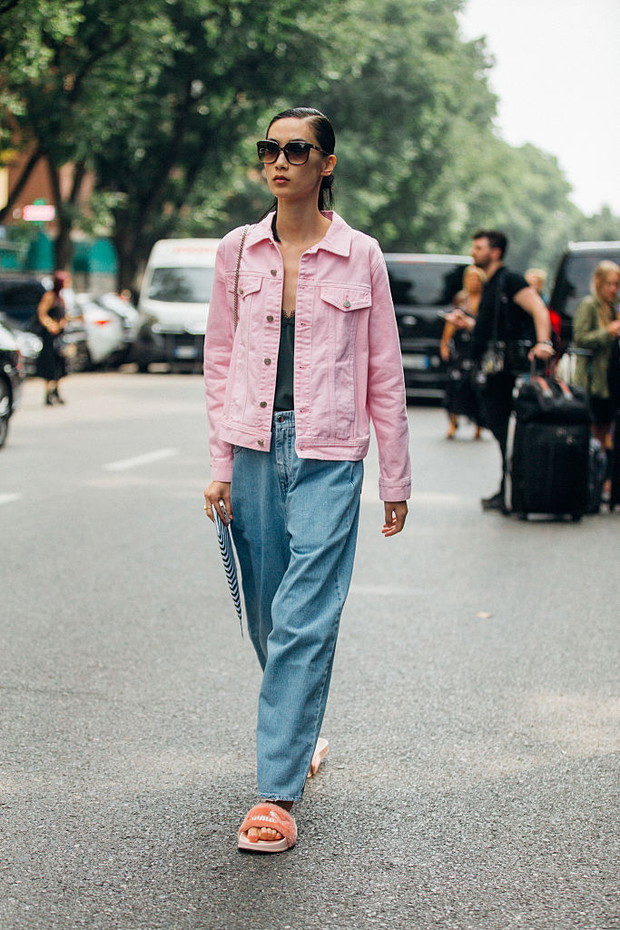 Klapki z futerkiem – street style.
