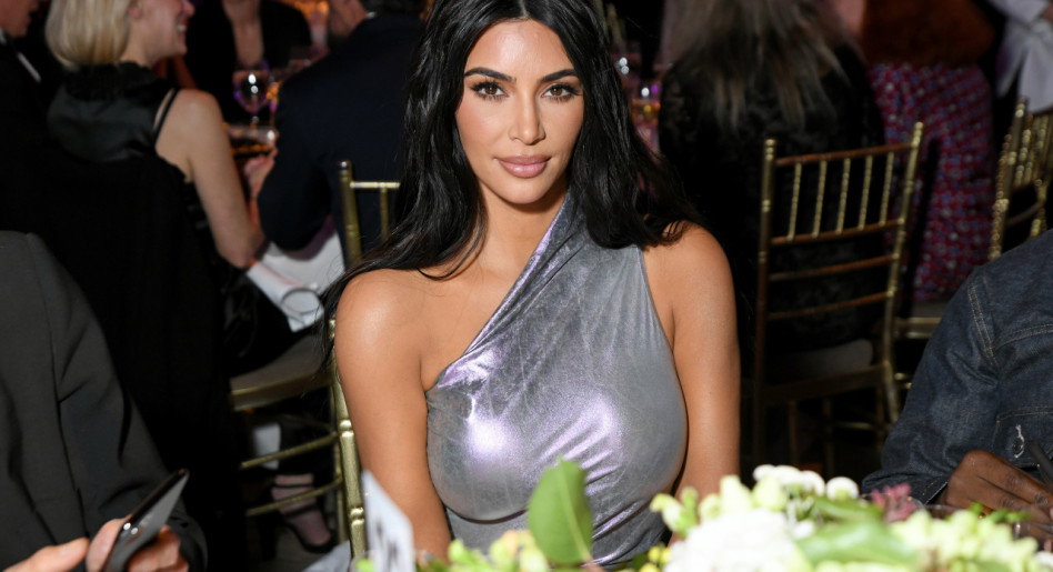 To proste upięcie to najseksowniejsza fryzura na lato 2021! Fanką jest m.in. Kim Kardashian