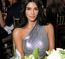 To proste upięcie to najseksowniejsza fryzura na lato 2021! Fanką jest m.in. Kim Kardashian