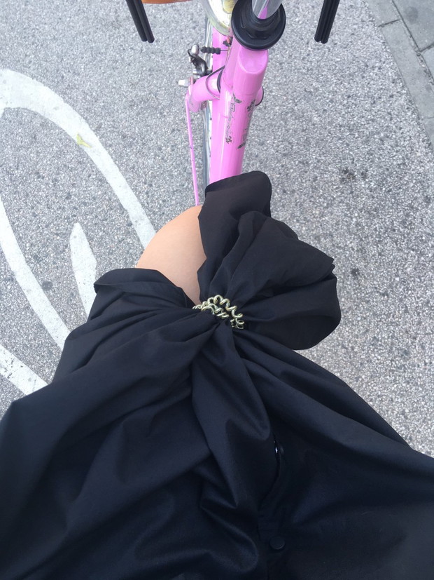Stylizacyjny trik z gumką Invisibobble, dzięki któremu można jeździć w sukience na rowerze.