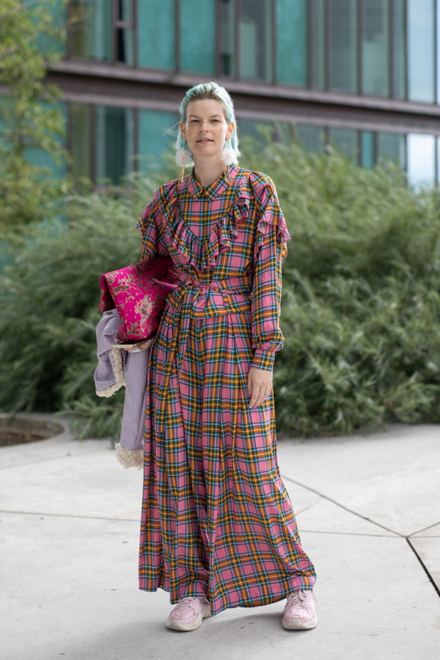 Trend z Kopenhagi: Sneakersy plus sukienka oversize