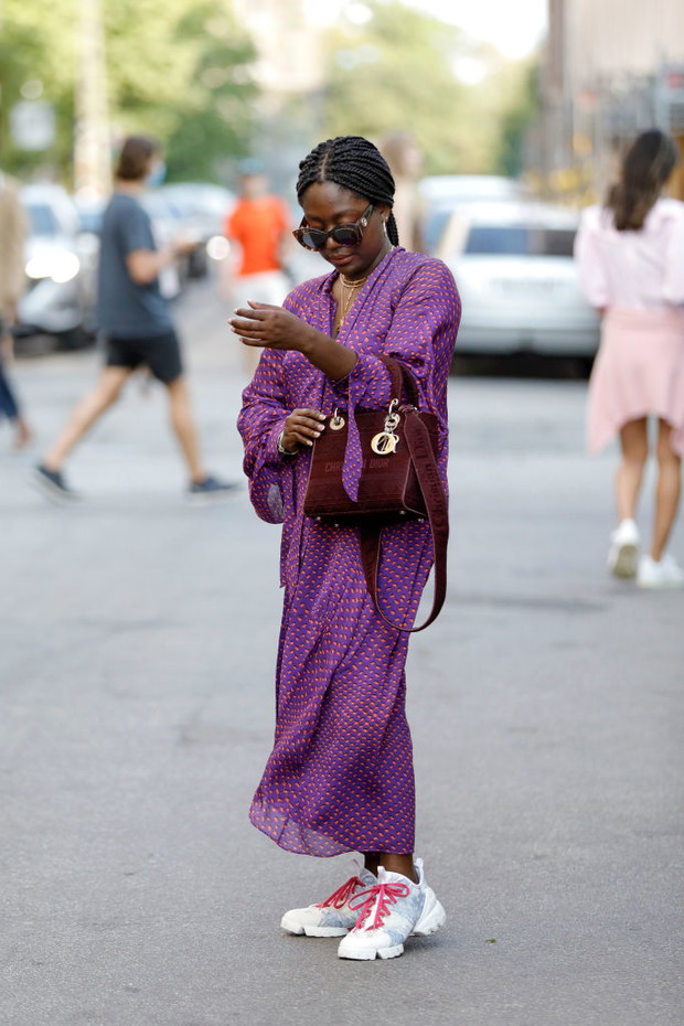 Trend z Kopenhagi: Sneakersy plus sukienka oversize
