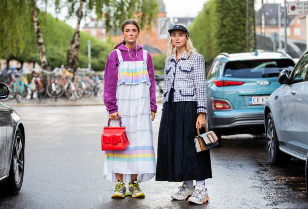 Trend z Kopenhagi: Sneakersy plus sukienka oversize