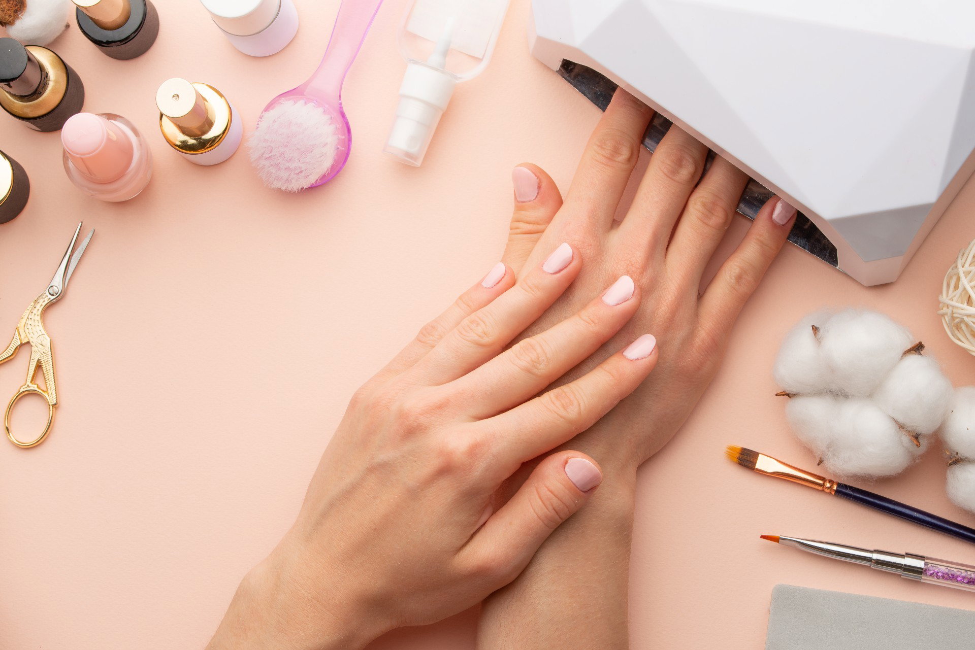 Hybrydy w ciąży: czy taki manicure jest bezpieczny dla mamy i dziecka?