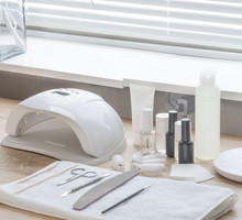Zestaw do hybryd - jaki wyrać? Akcesoria i przybory do manicure i pedicure, które potrzebujesz na start